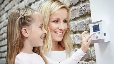 Jak prawidłowo zaprogramować sterownik pompy ciepła, by zwiększyć oszczędności?