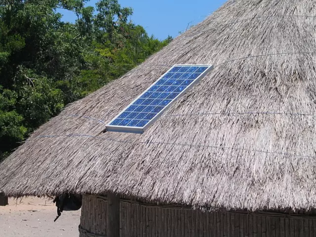 panel fotowoltaiczny na słomianym dachu