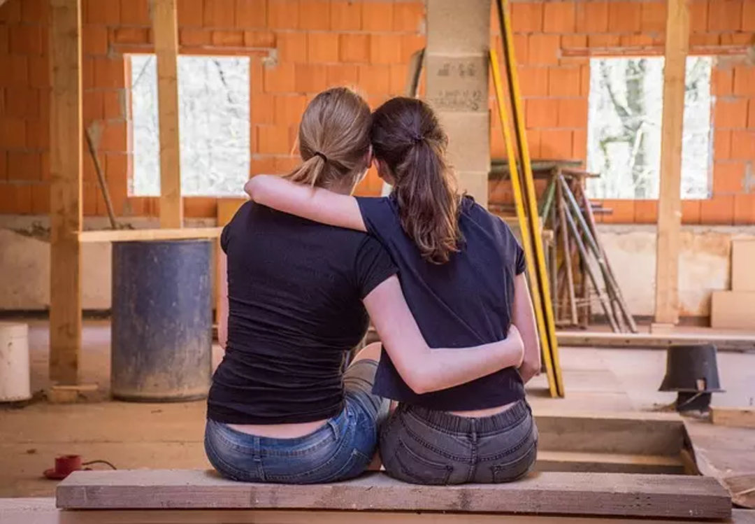 dwie kobiety siedzą w nowo budowanym domu